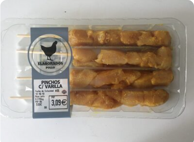 Gazpacho de pepino y oregano con pinchos de pollo.